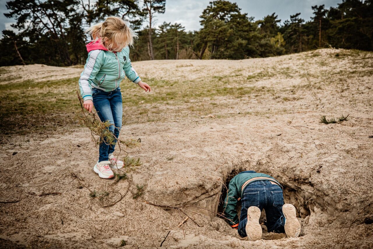 Spontane familie foto's tijdens een familie fotoshoot in de regio Nijkerk door Karin Bunschoten Fotografie